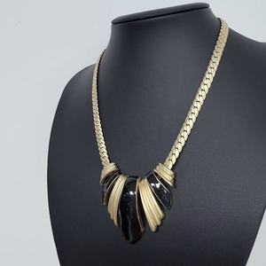 Hot Retro Black Gold Triángulo invertido Aleación de cobre Cadena de hueso de <span class=keywords><strong>serpiente</strong></span> Temperamento Mujeres con cadena cubana Collar con colgante de oro - Product Image 3