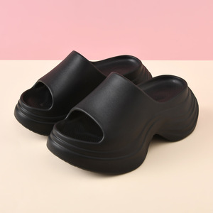 Sandales plates pour femmes Guru, noires, en EVA, à bout ouvert, antidérapantes, décontractées, confortables, pour l'intérieur et l'extérieur - Product Image 1