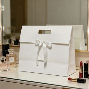 Sacs cadeaux en papier pliés avec logo personnalisé, sacs cadeaux de luxe avec ruban, sacs en papier pour emballage - Product Image 5