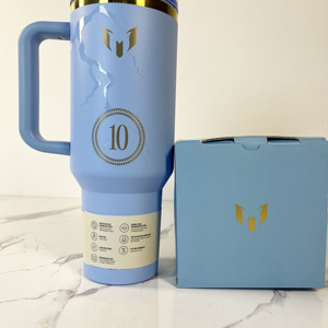 Venta al por mayor 40oz Messie Goat Stan Termo Handle Vasos <span class=keywords><strong>de</strong></span> agua Vaso <span class=keywords><strong>de</strong></span> invierno aislado Vasos <span class=keywords><strong>de</strong></span> agua Vaso <span class=keywords><strong>de</strong></span> paja <span class=keywords><strong>de</strong></span> acero inoxidable - Product Image 1