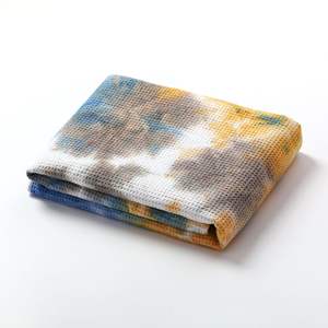 Venta al por mayor Tie Dye antideslizante reciclado Hawaiano microfibra playa caliente Yoga toalla con bolsillo de esquina - Product Image 2