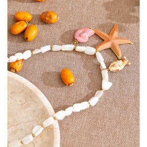 Collier artisanal JINYOU 2695 en acier inoxydable, série Océan, avec chaîne coquillage, émail étoile de mer, hippocampe et pendentif poisson - Product Image 2