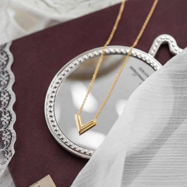 Louis Vuitton ゴールド V字型ネックレス（ルイ・ヴィトンの新作ハイ 