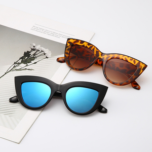 <span class=keywords><strong>Occhiali</strong></span> da Sole Cat Eye Neri Eleganti per Donna, Protezione UV400, Montatura in Plastica - Product Image 3
