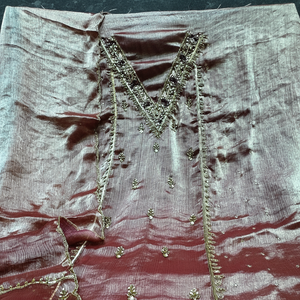 Beaux costumes indiens non cousus brodés à la main pour les femmes pour les fêtes de style traditionnel - Product Image 1