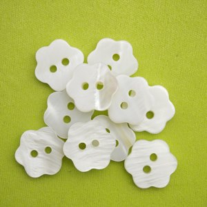 Bottoni Premium in Madreperla Bianca |   Bottoni in Conchiglia Naturale a Forma di Fiore con 2 Fori per Abbigliamento - Product Image 2