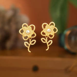 Orecchini a Perno con Fiore, Placcati in Oro 18K, Perla Finta Bianca Rotonda con Incastonatura a Castone, Gioielli Romantici da Donna per Uso Quotidiano - Product Image 2