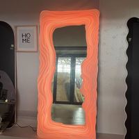 Miroir mural de salon moderne à design ondulé, couleur personnalisée, avec éclairage, en verre décoratif irrégulier, pour fête du Jour de la Terre, à poser au sol