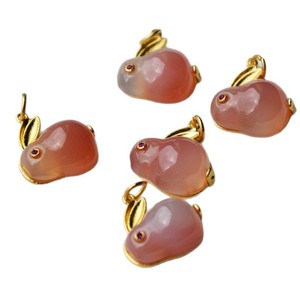 Colgante de conejo tallado en ágata natural para la elaboración de pulseras, un gelatina de lichi aleatoria y una gelatina de escarlata aleatoria - Product Image 5