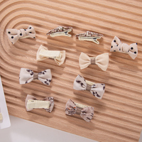 Ensemble de 10 pinces à cheveux personnalisées pour bébé fille, accessoires neutres essentiels pour bébé, nœuds en tissu, coffret cadeau personnalisé pour bébé