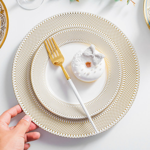 Assiette en porcelaine écologique de style américain avec bordure dorée, idéale pour les dîners occidentaux, les spaghettis et les steaks, parfaite pour un usage quotidien. - Product Image 5