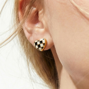 Boucles d'oreilles pendantes Mili pour femme, motif cœur à carreaux noir et blanc, plaqué or 18 carats, tendance, style européen et américain, élégantes et simples, vente en gros - Product Image 4