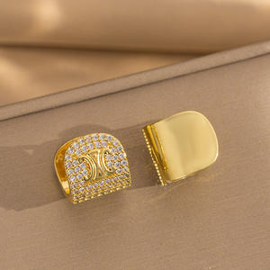 Moda mujer Latón chapado en oro Micro Pave Cubic Zircon lujo Logo Huggie pendientes joyería para fiesta - Product Image 4