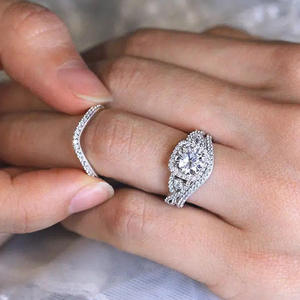 Q964 Anello di fidanzamento da donna in oro bianco con diamante taglio ovale e pietre laterali naturali colore G - Product Image 1