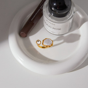 Anillo de Perlas con Baño de Oro de 18K y Bisel de Acero Inoxidable, Joyería de Uso Diario para Mujer, Forma Geométrica, Origen Yiwu - Product Image 4