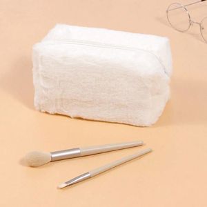 Carino Fuzzy per la grande borsa da donna rosa di cosmetici alla moda morbida pelliccia sintetica con cerniera custodia portatile per il trucco da viaggio - Product Image 4