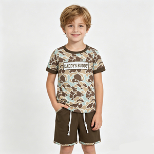 ชุดลายพราง "DADDY'S BUDDY" สำหรับเด็กผู้ชายวัยเตาะแตะ เสื้อยืดแขนสั้นลายพรางพร้อมกางเกงขาสั้นสีน้ำตาลผูกเชือก ชุดสำหรับเด็กใส่ล่าสัตว์ในฤดูร้อน - Product Image 1