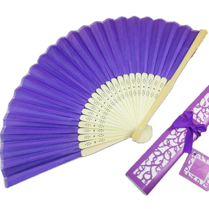 Abanico de Mano Personalizado para Boda con Tela, Artesanía Elegante de Bambú para Bodas - Product Image 1