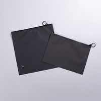 Sac à fermeture éclair coulissante noir mat de luxe avec logo personnalisé, fermeture éclair circulaire à anneau pour l'emballage des vêtements, sacs en PE givrés imperméables