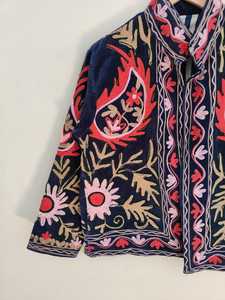 Chaqueta Suzani de Terciopelo Bordada a Mano en Azul Marino para Mujer, Chaqueta Bohemia de Terciopelo Única, Prenda Exterior Elegante para Invierno - Product Image 3