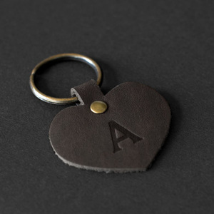 Llaveros de cuero personalizados en forma de corazón, llaveros minimalistas retro europeos y americanos, colgantes creativos para llaves. - Product Image 2