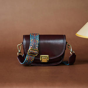 Mini sacs bandoulière en cuir, essentiels pour les soirées, taille compacte, accents métalliques, couleurs vibrantes, prêts pour les fêtes, design tendance. - Product Image 1