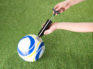 Mini pompe à air portative de gonfleur de main 6/8/10/12 pouces en plastique pour gonfler des balles de sport de volley-ball de football de <span class=keywords><strong>basket</strong></span>-ball - Product Image 3