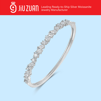 Bracelet jonc chic et minimaliste en argent S925 avec moissanite radiante certifiée, taille mixte claire, sertissage compact à griffes alternées, demi-pavé et finition lisse à charnière