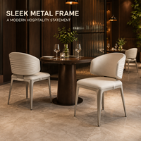 Ensemble de chaises de salle à manger à dossier côtelé horizontal, revêtement crème, structure en métal brossé, table ronde sur piétement en bois