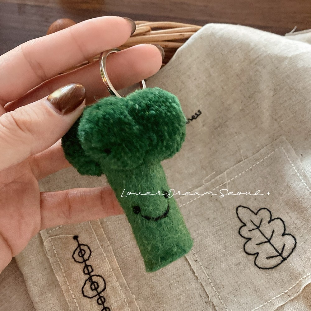 Ciondolo in feltro di lana con faccina sorridente di broccoli