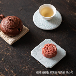 Soucoupe à thé carrée en céramique avec motif de nuages porte-bonheur en relief pour le service de desserts de mariage, porcelaine du Fujian - Product Image 3