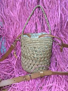 Sac en raphia fait main, simplicité urbaine, usage quotidien, motif floral, poche intérieure, fermeture en tissu, garniture en cuir - Product Image 5