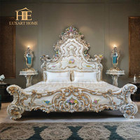 Luxueux palais pur fabriqué à la main en bois massif sculpté chambre principale lit King Size Design bois sculpté ensemble de meubles de chambre royale