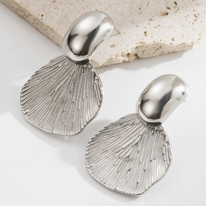 Pendientes colgantes de moda con accesorios de concha de latón elegantes de estilo europeo americano para <span class=keywords><strong>mujer</strong></span> - Product Image 3