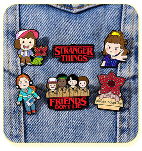 Spilla <span class=keywords><strong>in</strong></span> Metallo Personalizzata a Tema Cartoni Animati e Serie <span class=keywords><strong>TV</strong></span> - Spilla Carina di <span class=keywords><strong>Stranger</strong></span> <span class=keywords><strong>Things</strong></span>, Regalo per Fan con Design Personalizzato - Product Image 4