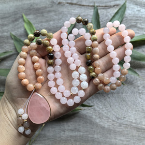 108 Perle, Pietra del Sole, Pietra di Luna, Granato, JapaMala, Pietra Naturale, Collana Mala con Perline, Braccialetto per Meditazione, Cristalloterapia, Regalo per Te - Product Image 1