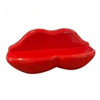 Op maat gemaakte FRP creatieve lippenstiftvormige buitenstoel voor park, plein, winkelcentrum, luchthaven, combinatie van harsbank en zitkussen