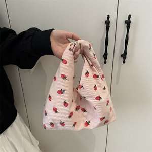 Bolso de mano de fresa de felpa suave, bolso de mano con asa superior peluda para mujer - Product Image 5