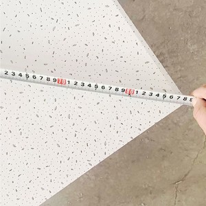 Dalles de plafond en fibres minérales ignifuges et acoustiques 625x625mm pour le marché latino-américain, idéales pour les bureaux, les écoles et les bâtiments commerciaux - Product Image 5