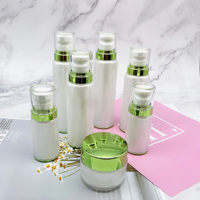 Ensemble d'emballages cosmétiques vert usine : flacon pompe, flacon sérum 120ml, 100ml, 35ml, et pot crème 50g