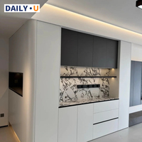 Meubles de cuisine complets en bois blanc sans poignées, style luxe sur mesure, avec armoires de bar