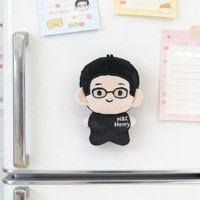 Poupée en peluche personnalisée pour homme avec lunettes, porte-clés en peluche, broche en peluche, breloque de sac, commande en gros d'usine B2B OEM ODM