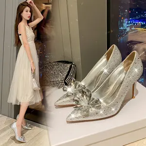 Sepatu kristal 2024 baru runcing stiletto Eropa dan Amerika sepatu pernikahan bertumit tinggi sepatu pengantin berlian imitasi