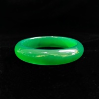 Bracelet en jadéite birmane naturelle de qualité A, vert vif, rond et délicat, translucide, élégant et polyvalent.