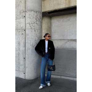 Manteau trench noir en laine et soie avec capuche à imprimé fourrure, fermeture simple boutonnage, vêtement d'extérieur enduit - Product Image 2