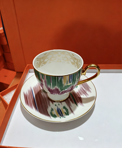 Tasse à café en porcelaine fine à imprimé rayé coloré abstrait avec anse dorée et soucoupe assortie - Product Image 2