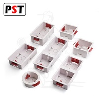 Boîtier d'interrupteur 1+2 gang 35 mm de profondeur en ABS/PVC avec indice de protection IP54 et norme BS5733