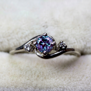 Anillo de Alexandrita con Corte Redondo, Anillo de Boda, Anillo de Compromiso, Anillo Solitario, Plata de Ley, Anillo con Piedra Preciosa, Regalo de Aniversario - Product Image 1