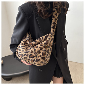 Bolsos Retro con estampado de <span class=keywords><strong>leopardo</strong></span> para mujer, bolsos de hombro de felpa suave, bolso de viaje de gran capacidad para mujer, bolsos mullidos cálidos para invierno - Product Image 3