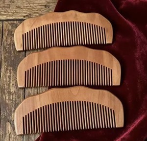 Peigne en bois de pêche fait main, économique, pour les soins capillaires naturels des femmes enceintes et des jeunes mamans, pour un usage domestique - Product Image 1